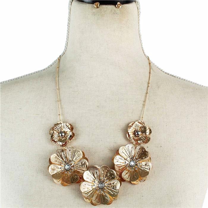 Fashion Metal Flower Necklace Set