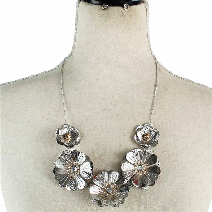 Fashion Metal Flower Necklace Set