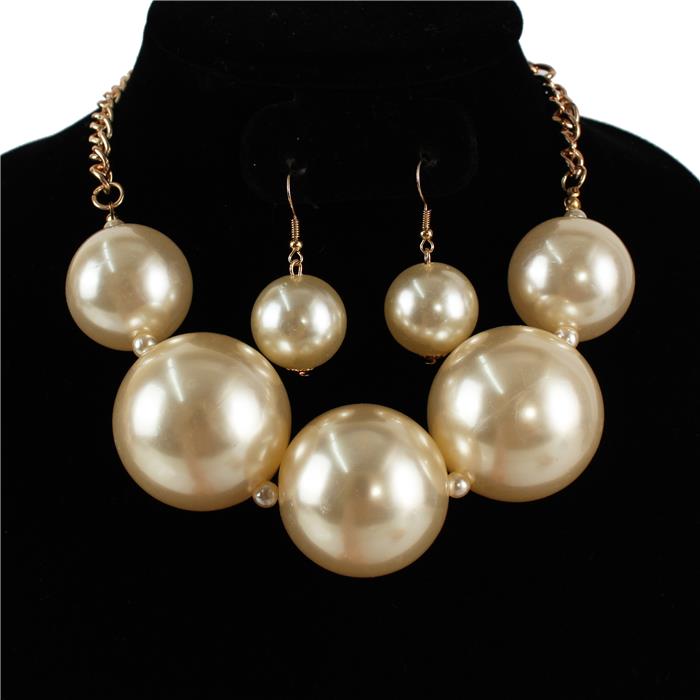 Chunky Pearl Necklace Set