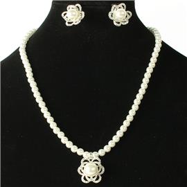 Pearls Pendant Flower Necklace Set